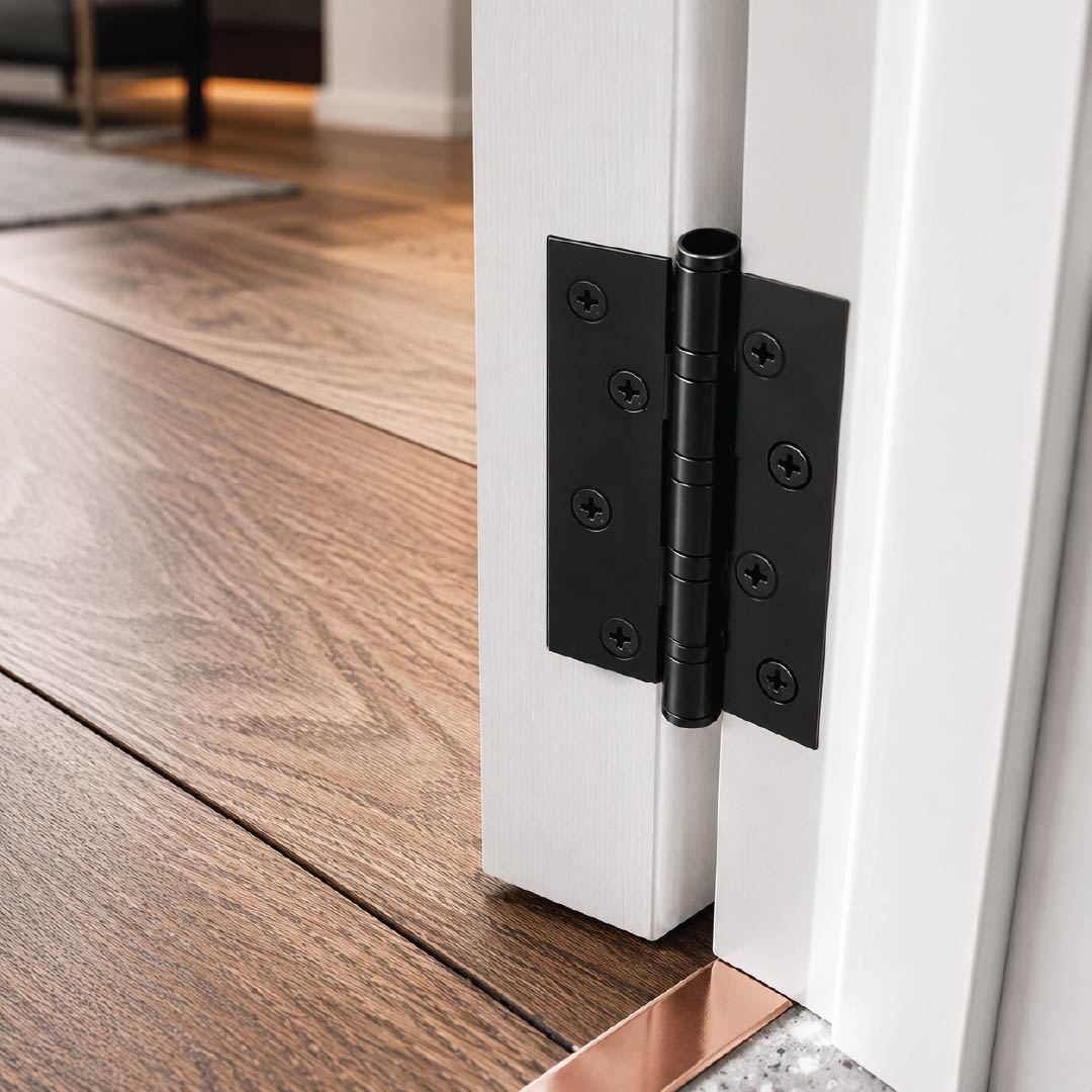 DOMIRA black ball bearing hinges
installed on an external timber door with
durable rust-resistant construction
suitable for regular use.