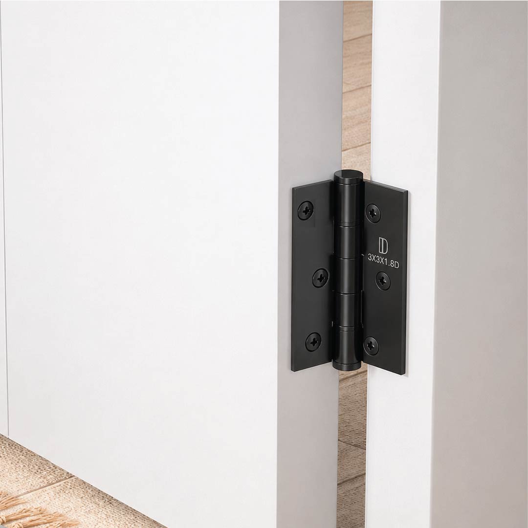 DOMIRA black steel ball bearing door
hinges installed on an external wooden
door with durable weather-resistant
performance.