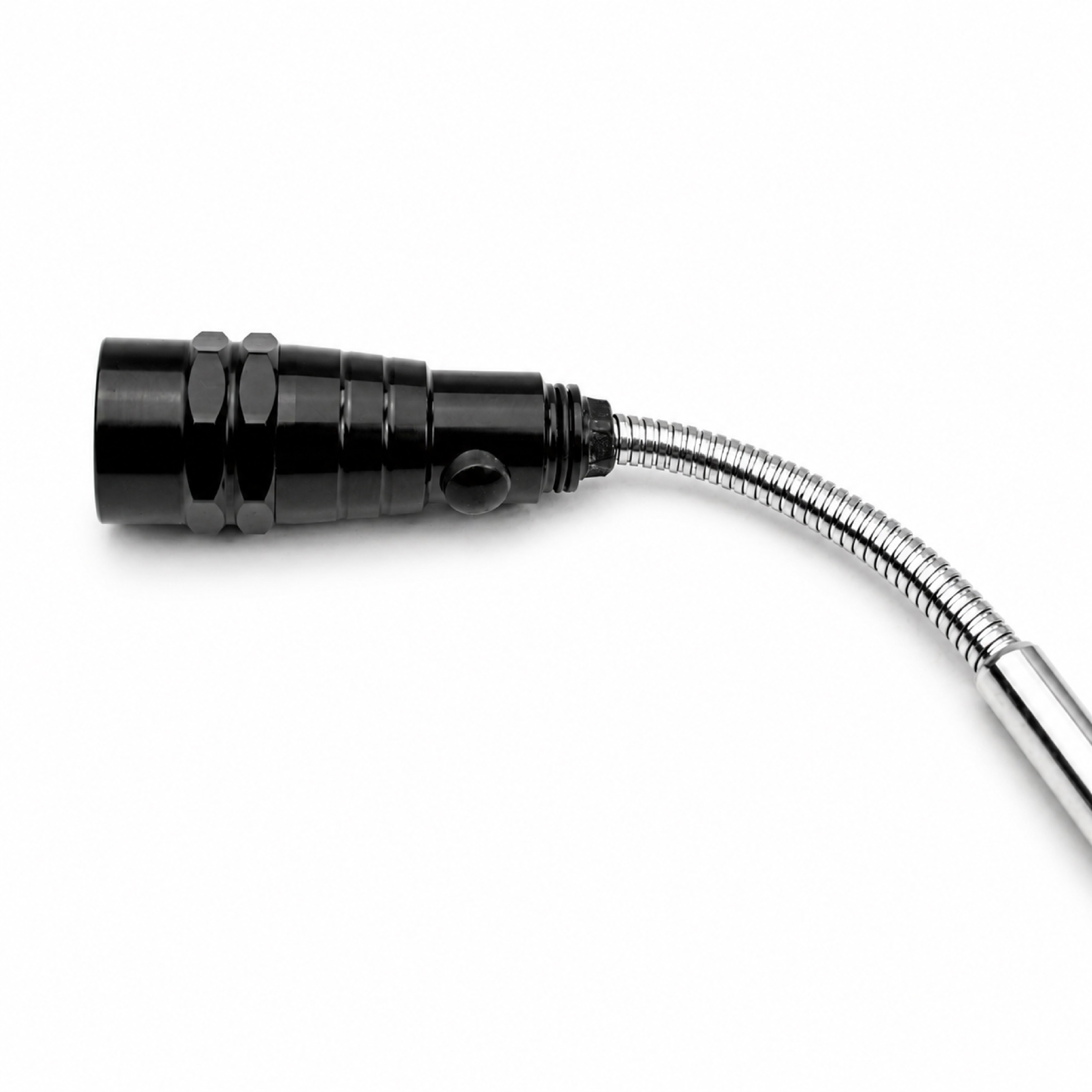 Flexible 360-degree magnetic pickup
head with integrated LED flashlight for
retrieving metal parts in dark and
confined areas.