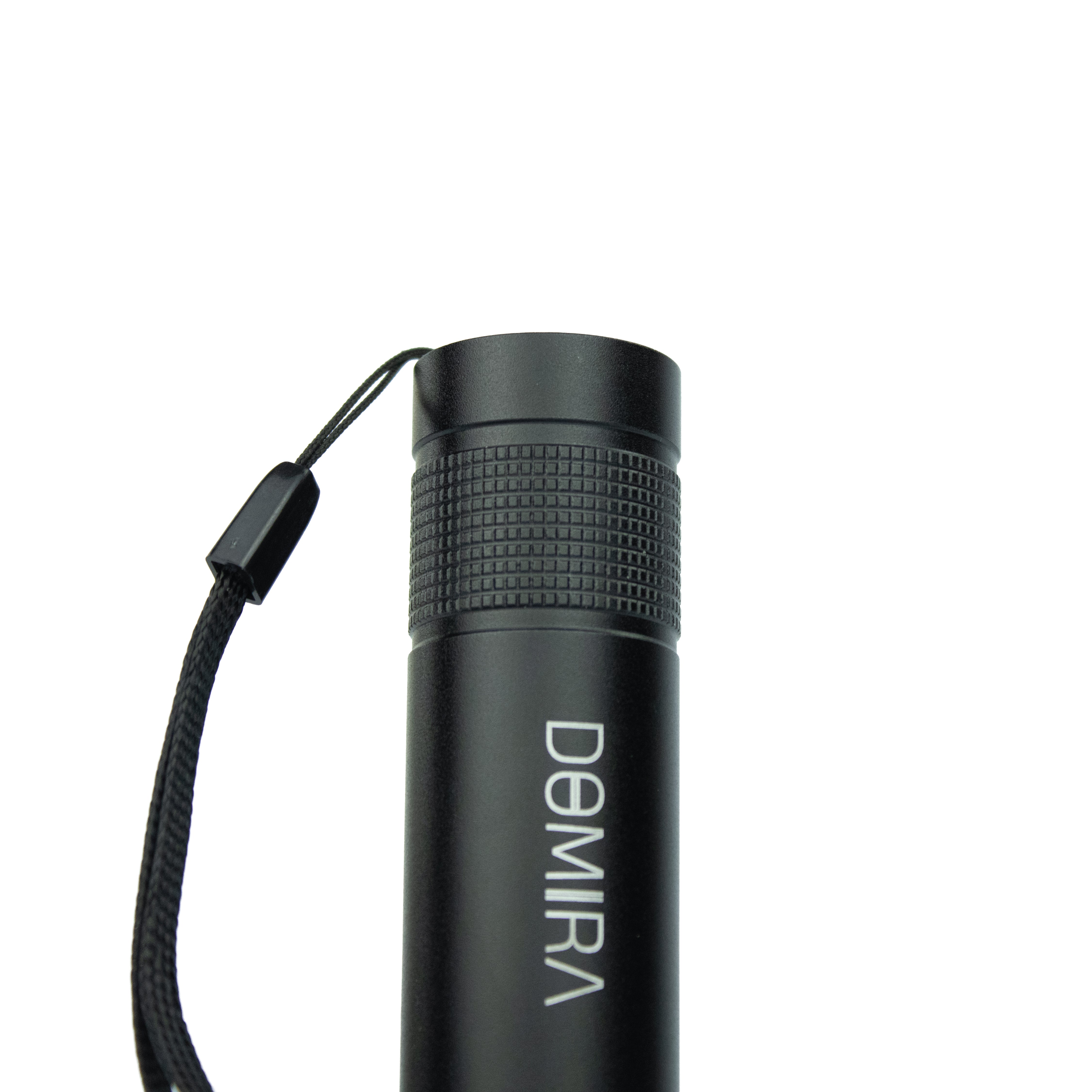 Close-up image of the ergonomic anti-slip
knurled grip on the DOMIRA rechargeable
LED torch for secure handling in wet or
outdoor conditions.